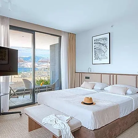 Grand View Postira