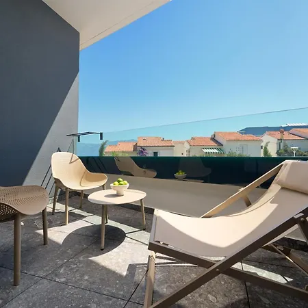 Grand View Postira